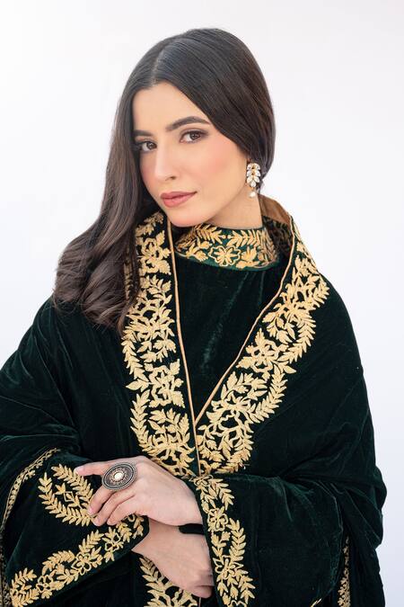 Daljit Sudan Green Velvet Embroidery Bandeau Neck Chinar Aari Cape And Kurta Set at Aza Fashions Daljit Sudan_Green Velvet Embroidery Bandeau Neck Chinar Aari Cape And Kurta Set _at_Aza_Fashions