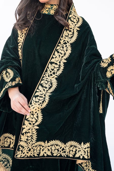 Buy Daljit Sudan Green Velvet Embroidery Bandeau Neck Chinar Aari Cape And Kurta Set Buy_Daljit Sudan_Green Velvet Embroidery Bandeau Neck Chinar Aari Cape And Kurta Set