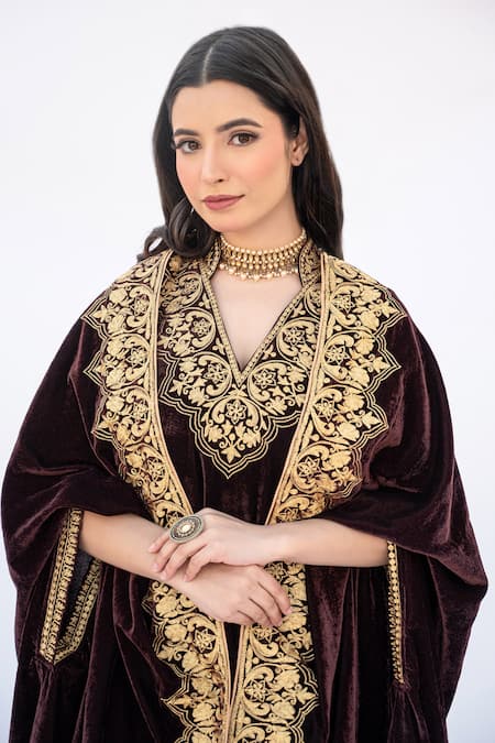 Buy_Daljit Sudan_Brown Velvet Embroidery V-neck Aari Cape And Kurta Set 