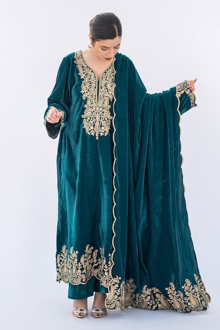 Daljit Sudan Green Velvet Embroidery, Applique Kurta Set Online at Aza Fashions Daljit Sudan_Green Velvet Embroidery, Applique Kurta Set _Online_at_Aza_Fashions