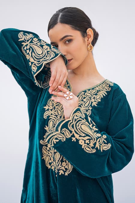 Daljit Sudan Green Velvet Embroidery, Applique Kurta Set at Aza Fashions Daljit Sudan_Green Velvet Embroidery, Applique Kurta Set _at_Aza_Fashions