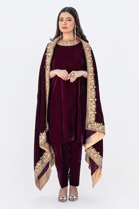 Daljit Sudan Aari Embroidered Cape With Straight Kurta Set 