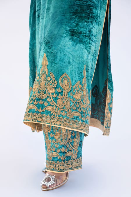 Shop Daljit Sudan Green Velvet, Chiffon Embroidery Paisley Aari Kurta Set Online at Aza Fashions Shop_Daljit Sudan_Green Velvet, Chiffon Embroidery Paisley Aari Kurta Set _Online_at_Aza_Fashions