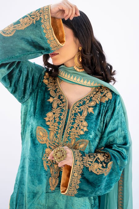 Daljit Sudan Green Velvet, Chiffon Embroidery Paisley Aari Kurta Set at Aza Fashions Daljit Sudan_Green Velvet, Chiffon Embroidery Paisley Aari Kurta Set _at_Aza_Fashions