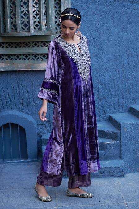 Shalkii_Purple Velvet, Cotton Sequins, Embroidery Split V-neck Paisley Kurta Set _Online_at_Aza_Fashions
