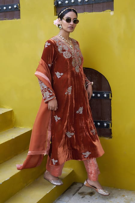 Shalkii Embroidered Velvet Kurta Set 