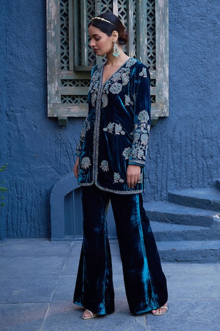 Buy_Shalkii_Blue Silk, Cotton Cut Work, Beads V-neck Floral Embroidered Kurta Set _Online_at_Aza_Fashions