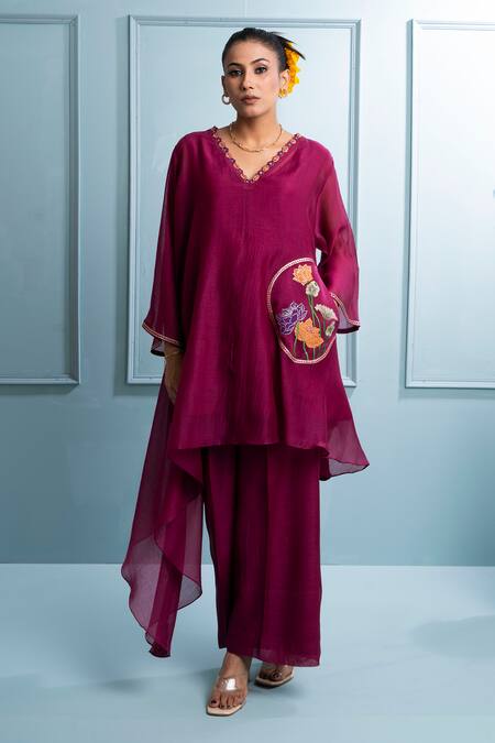 Buy_The White Tree Studio_Burgundy Chanderi Embroidery V-neck Floral Applique Kurta Set _Online_at_Aza_Fashions