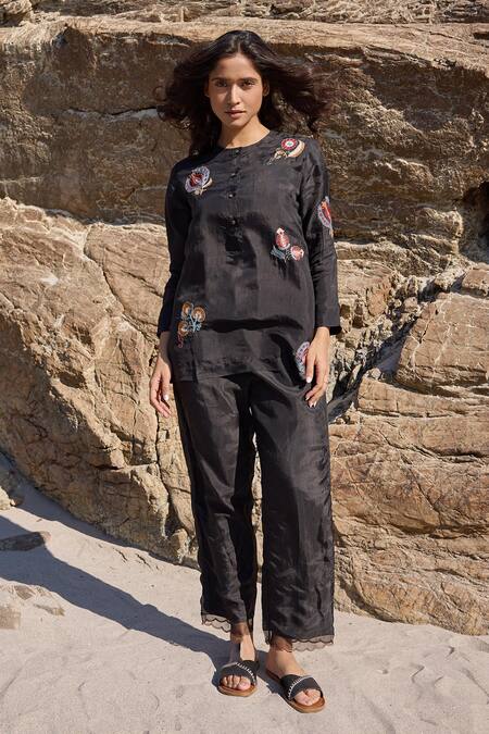 Shop_Ayaka_Black Viscose Embroidery Collared Flora Motif Top 