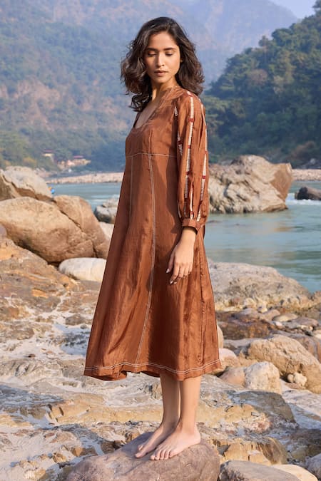 Buy_Ayaka_Brown Cotton, Viscose Embroidery Round Neck Bloom Vine Midi Dress 