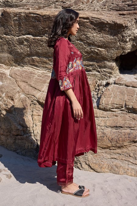 Buy_Ayaka_Burgundy Viscose Embroidery V-neck Ornate Blossom Kurta _Online_at_Aza_Fashions