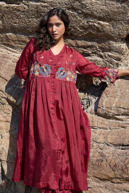 Buy_Ayaka_Burgundy Viscose Embroidery V-neck Ornate Blossom Kurta 
