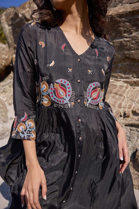 Buy_Ayaka_Black Viscose Embroidery V-neck Ornate Flora Kurta _Online_at_Aza_Fashions