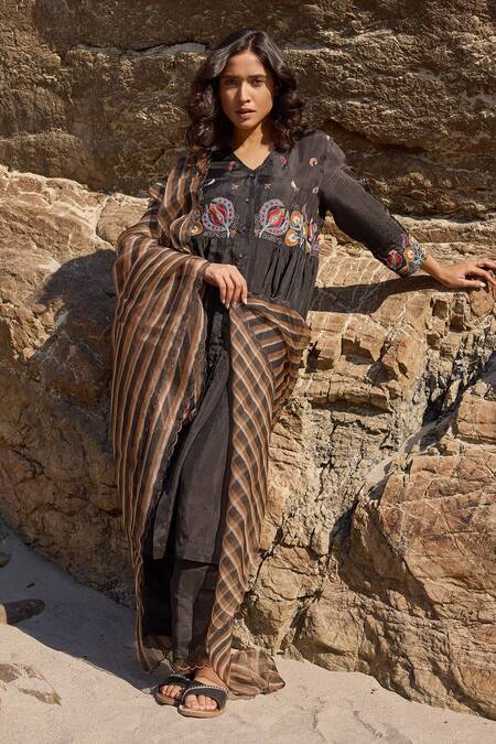 Buy_Ayaka_Black Viscose Embroidery V-neck Ornate Flora Kurta 