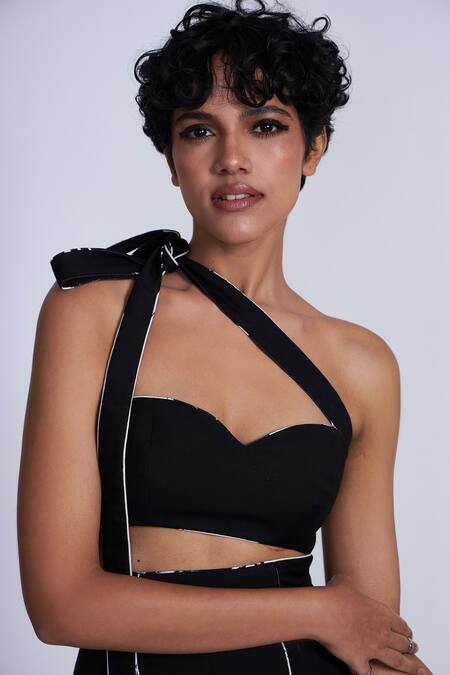 Shop Advait Black Polyester, Cotton Piping Sweetheart Neck Detail Bandeau Top Online at Aza Fashions Shop_Advait_Black Polyester, Cotton Piping Sweetheart Neck Detail Bandeau Top _Online_at_Aza_Fashions