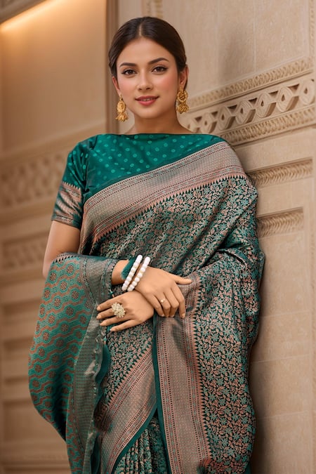 Buy_Samyukta Singhania_Green Silk Embroidery Boat Neck Floral Vine Woven Banarasi Saree And Blouse_Online_at_Aza_Fashions