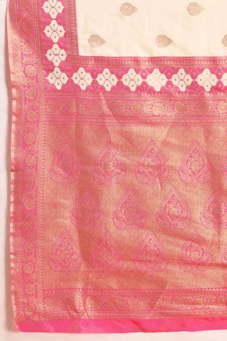 Naintara Bajaj Cream Silk Embroidery V-neck Paisley Woven Banarasi Saree Set Online at Aza Fashions Naintara Bajaj_Cream Silk Embroidery V-neck Paisley Woven Banarasi Saree Set _Online_at_Aza_Fashions