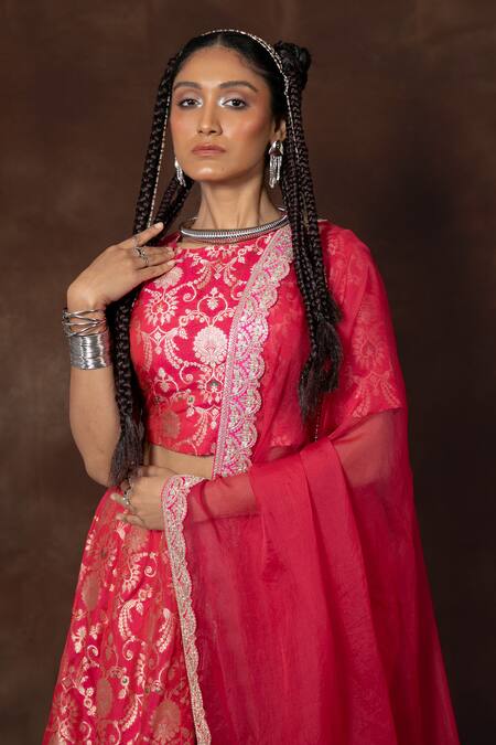 Vishwa By Pinki Sinha X AZA Pink Silk Embroidery Round Neck Floral Banarasi Lehenga Set at Aza Fashions Vishwa By Pinki Sinha X AZA_Pink Silk Embroidery Round Neck Floral Banarasi Lehenga Set _at_Aza_Fashions