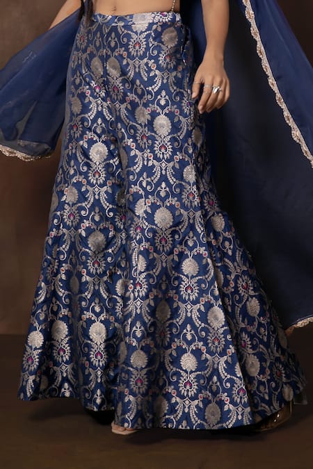 Vishwa By Pinki Sinha X AZA Blue Silk Embroidery V-neck Banarasi Gharara Set at Aza Fashions Vishwa By Pinki Sinha X AZA_Blue Silk Embroidery V-neck Banarasi Gharara Set _at_Aza_Fashions