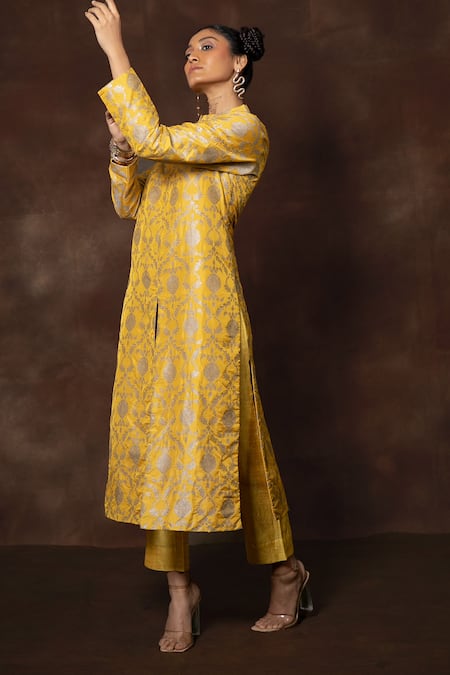 Vishwa By Pinki Sinha X AZA_Yellow Silk Embroidery Collared Floral Jaal Banarasi Kurta Set _Online_at_Aza_Fashions