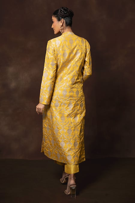 Vishwa By Pinki Sinha X AZA Floral Jaal Banarasi Silk Kurta Set 