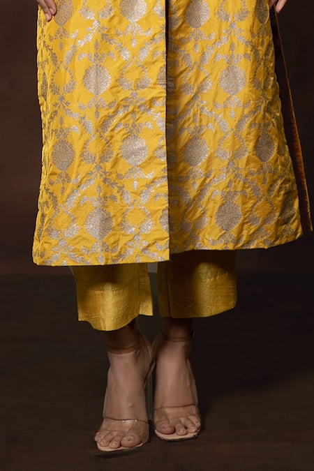Buy_Vishwa By Pinki Sinha X AZA_Yellow Silk Embroidery Collared Floral Jaal Banarasi Kurta Set _Online_at_Aza_Fashions