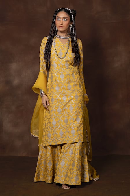 Vishwa By Pinki Sinha X AZA_Yellow Silk, Chiffon Embroidery V-neck Floral Jaal Banarasi Kurta Set _Online_at_Aza_Fashions