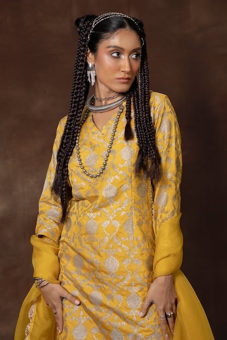 Buy_Vishwa By Pinki Sinha X AZA_Yellow Silk, Chiffon Embroidery V-neck Floral Jaal Banarasi Kurta Set _Online_at_Aza_Fashions