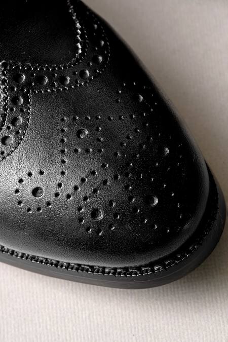 Buy_Nou_Black Embroidery Brogue Pattern Leather Shoes _Online_at_Aza_Fashions