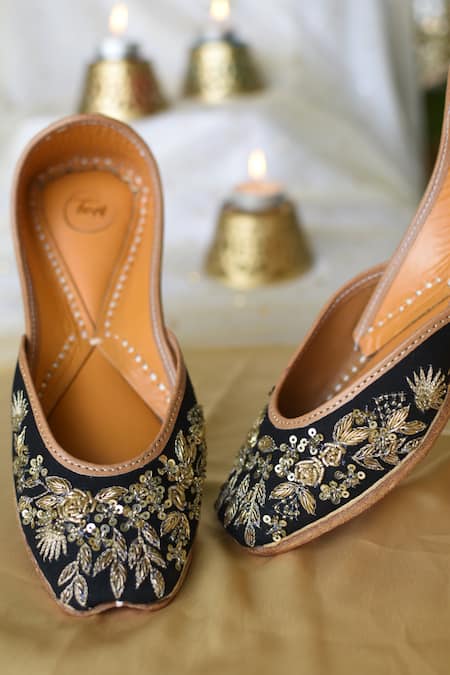 Buy_Moy_Black Zardozi Sequin Juttis