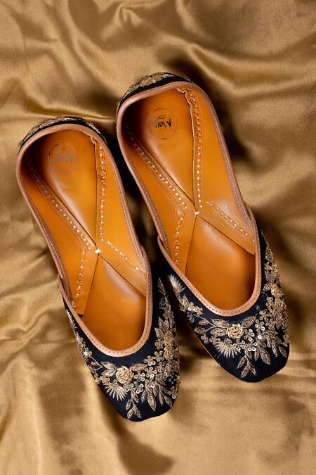 Shop_Moy_Black Zardozi Sequin Juttis