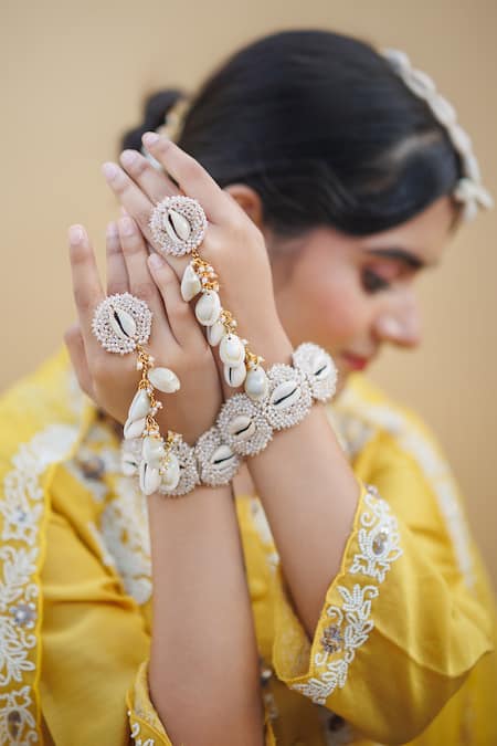 Kanyaadhan By Dhirajaayushi_Off White Beads And Shell Embellished Choker Set _Online_at_Aza_Fashions