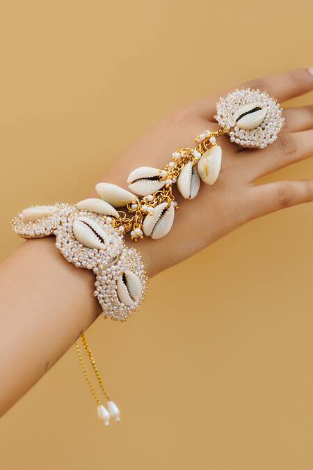 Shop_Kanyaadhan By Dhirajaayushi_Off White Beads And Shell Embellished Choker Set _Online_at_Aza_Fashions