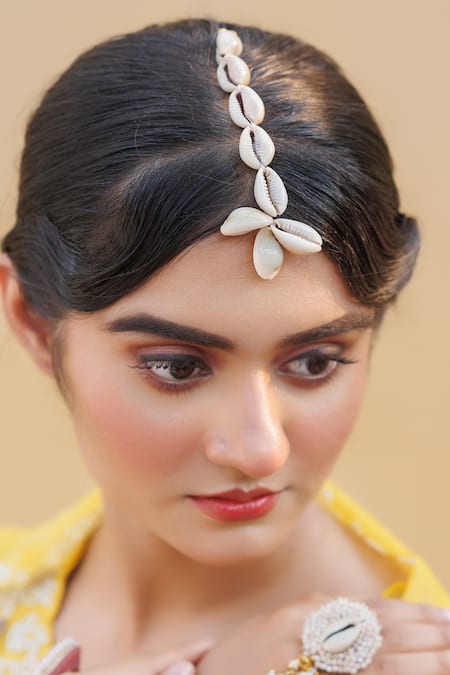 Kanyaadhan By Dhirajaayushi_Off White Beads And Shell Embellished Choker Set _at_Aza_Fashions
