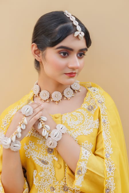 Shop_Kanyaadhan By Dhirajaayushi_Off White Beads And Shell Embellished Choker Set 