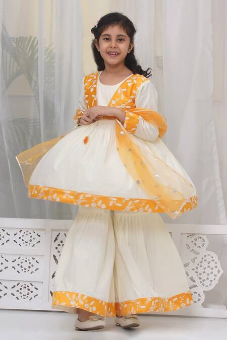 Little Bansi Cream Cotton Embroidery Floral Thread Kurta Set Online at Aza Fashions Little Bansi_Cream Cotton Embroidery Floral Thread Kurta Set _Online_at_Aza_Fashions