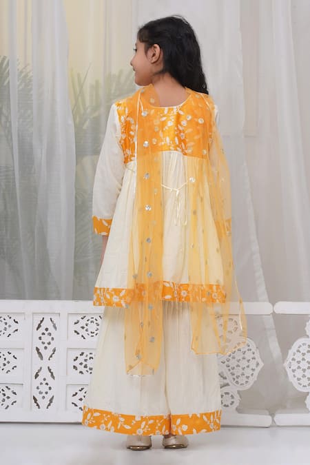 Shop Little Bansi Cream Cotton Embroidery Floral Thread Kurta Set at Aza Fashions Shop_Little Bansi_Cream Cotton Embroidery Floral Thread Kurta Set _at_Aza_Fashions