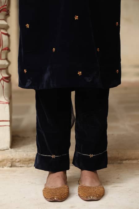 Trendy Tokari_Blue Velvet, Chiffon Embroidery V-neck Navy Dabka Kurta Set _Online_at_Aza_Fashions