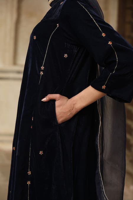 Buy_Trendy Tokari_Blue Velvet, Chiffon Embroidery V-neck Navy Dabka Kurta Set _Online_at_Aza_Fashions