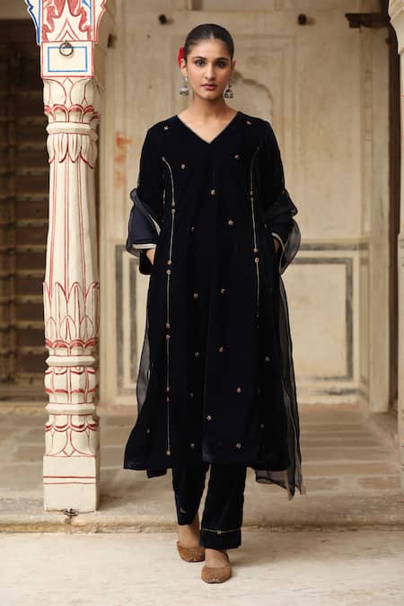 Trendy Tokari_Blue Velvet, Chiffon Embroidery V-neck Navy Dabka Kurta Set _at_Aza_Fashions