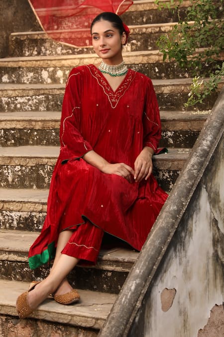 Buy_Trendy Tokari_Maroon Velvet Sequins, Zari V-neck Embroidered Kurta Set _Online_at_Aza_Fashions