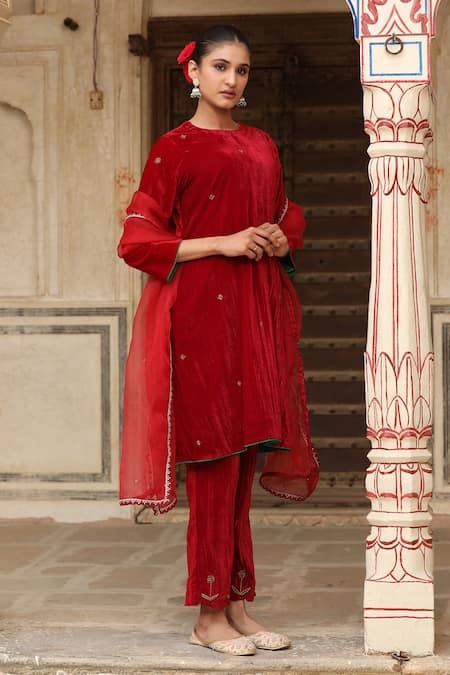 Buy_Trendy Tokari_Red Velvet Embroidery Round Neck Kurta Set 