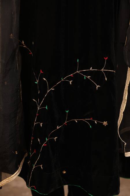 Buy_Trendy Tokari_Black Velvet Embroidery Round Neck Flower Bloom Kurta Set _Online_at_Aza_Fashions