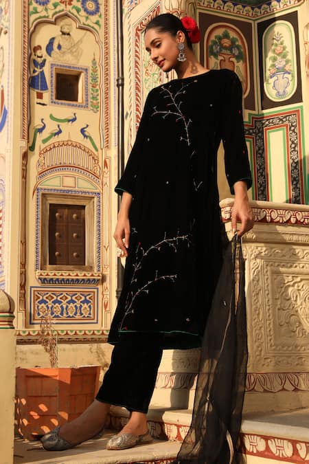 Trendy Tokari_Black Velvet Embroidery Round Neck Flower Bloom Kurta Set _at_Aza_Fashions