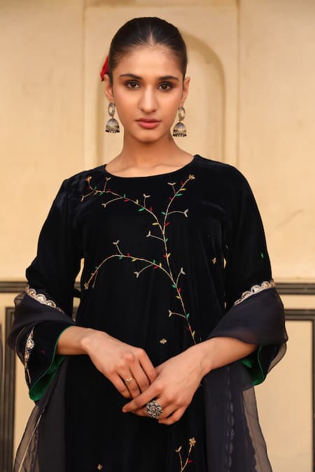 Buy_Trendy Tokari_Blue Velvet Embroidery Round Neck Kurta Set _Online_at_Aza_Fashions