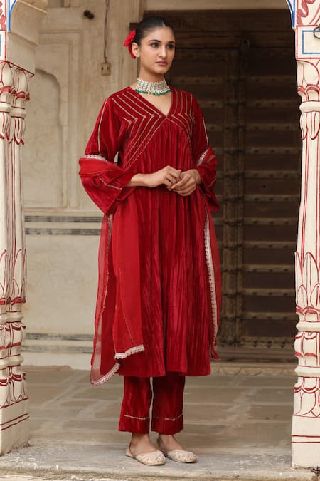 Buy_Trendy Tokari_Red Velvet, Silk Embroidery, Cut Work V-neck Bloom Kurta Set 