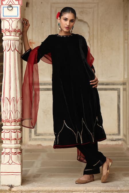 Buy_Trendy Tokari_Black Velvet, Chiffon Embroidery Round Neck Kurta Set 