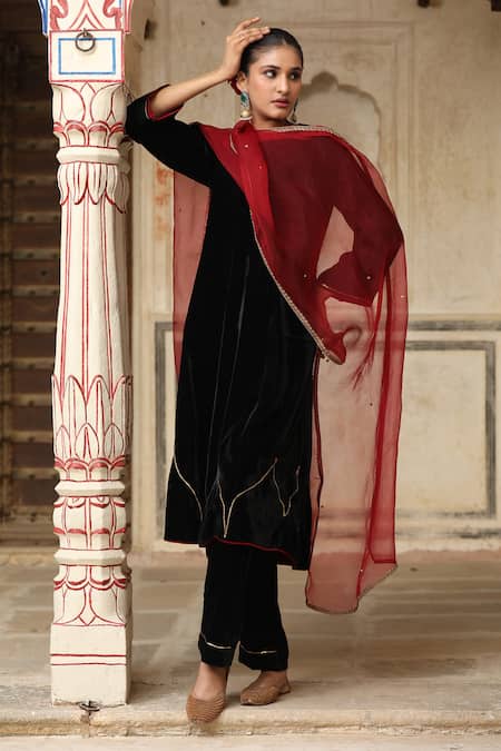 Shop_Trendy Tokari_Black Velvet, Chiffon Embroidery Round Neck Kurta Set 