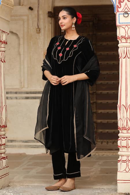 Buy_Trendy Tokari_Black Velvet Cut Work Keyhole Neck Geometric Patchwork Kurta Set _Online_at_Aza_Fashions