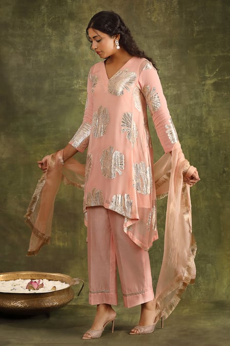 Trendy Tokari_Peach Silk, Chanderi Embroidery V-neck Floral Asymmetric Kurta Set _at_Aza_Fashions